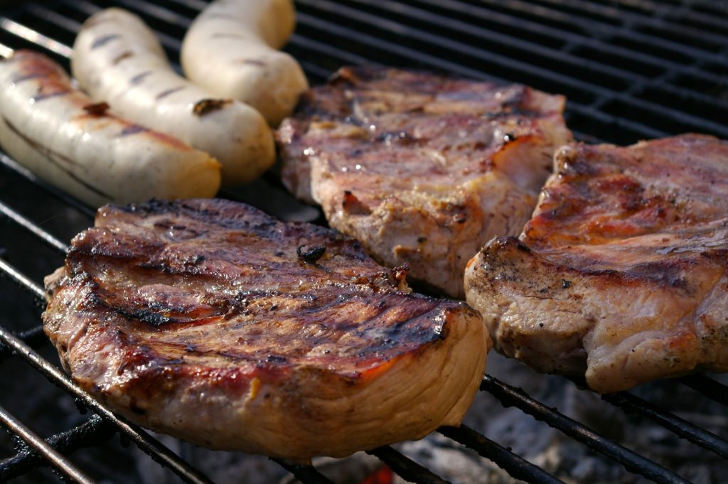 salchichas y bifes en asado a la parrilla