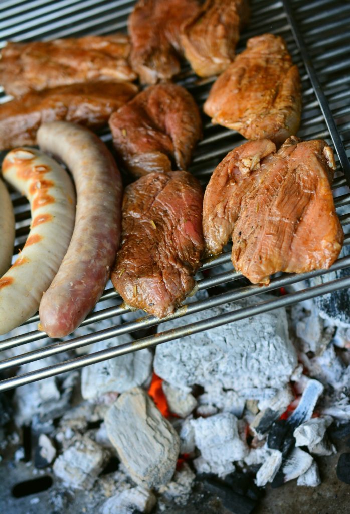 salchichas bifes chuletas en asado a la parrilla